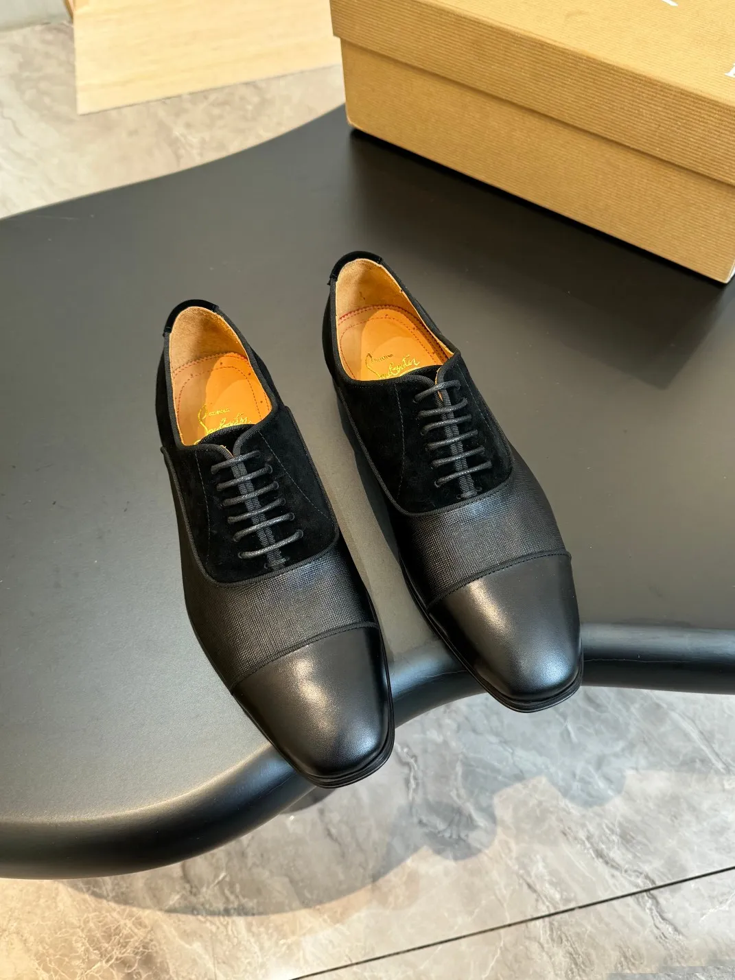 💰960 Christia*.Loubouti* high-end men's business formal leather shoes, original genuine cowhide red sole, imported Italian cowhide outsole, first-layer cowhide, water-dyed cowhide lining, high-end luxury. Size: 39-44 (customized at 38.45.46)✅